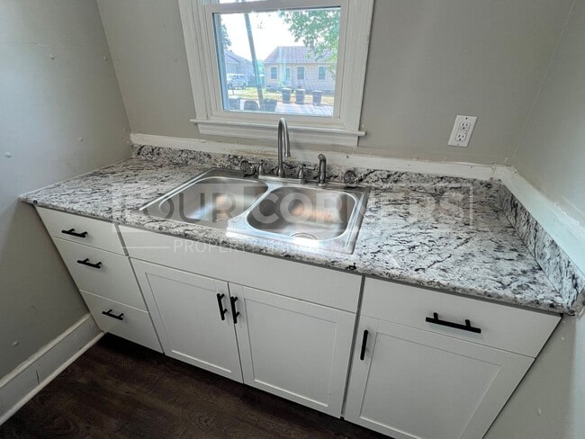 Building Photo - Renovated 1 Bedroom 1 Bath Home