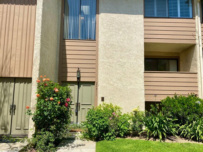Building Photo - 3-Bedroom Townhome in Prime Calabasas Loca...