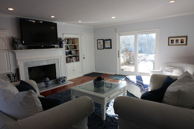 Building Photo - 1 Tulip Ln