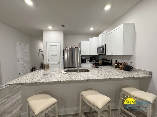 Building Photo - Escape the Traffic, Live in the Heart of F...