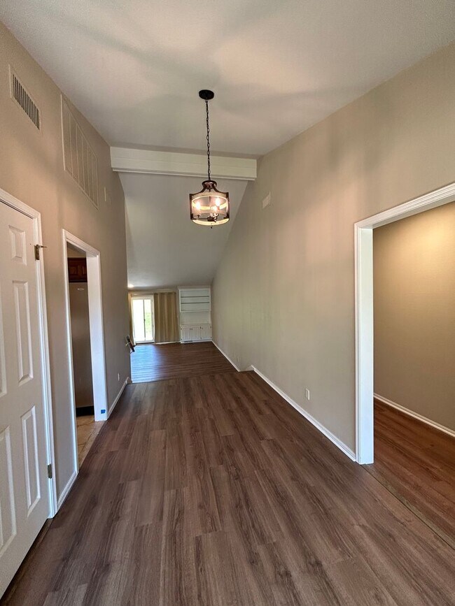 Foto del edificio - Gorgeous home in Point South! Lawn care in...