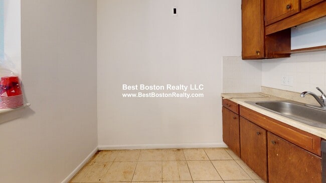 Building Photo - 435 Shirley St