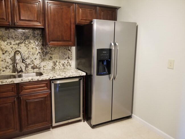 Building Photo - 9905 Pineapple Tree Dr