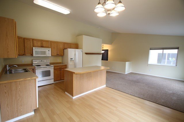 Foto del edificio - 3 Bedroom Eagle River Condo w/ Easy Highwa...