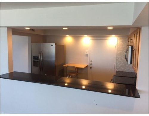 Building Photo - 10000 W Bay Harbor Dr