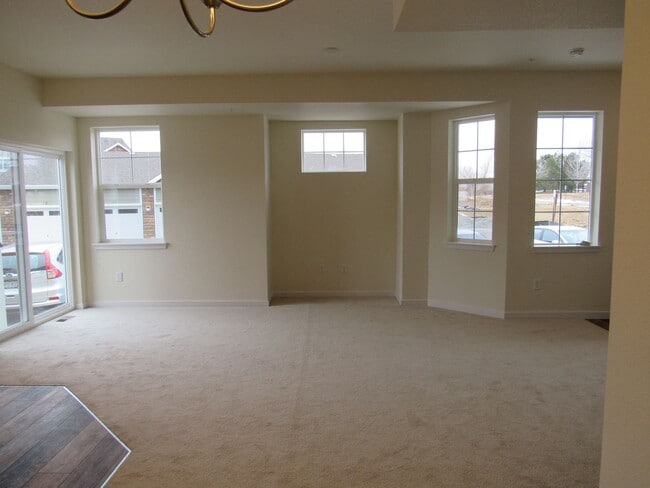 Building Photo - Like new 2Bed, 2.5 Bath with Den/Office To...