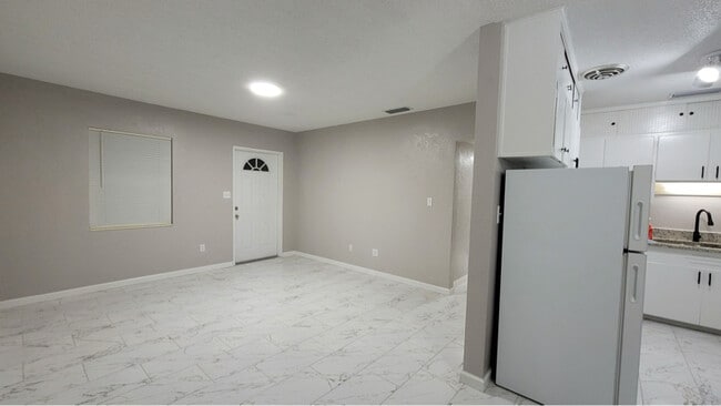 Building Photo - 7115 N Tampania Ave