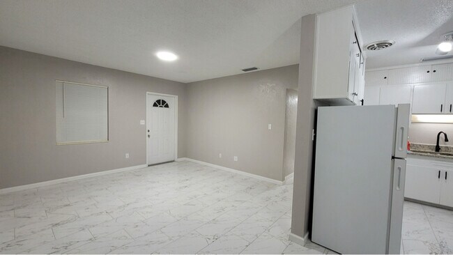 Foto del edificio - 7115 N Tampania Ave