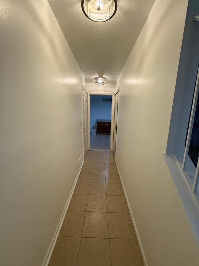 Building Photo - 1372 Village Dr