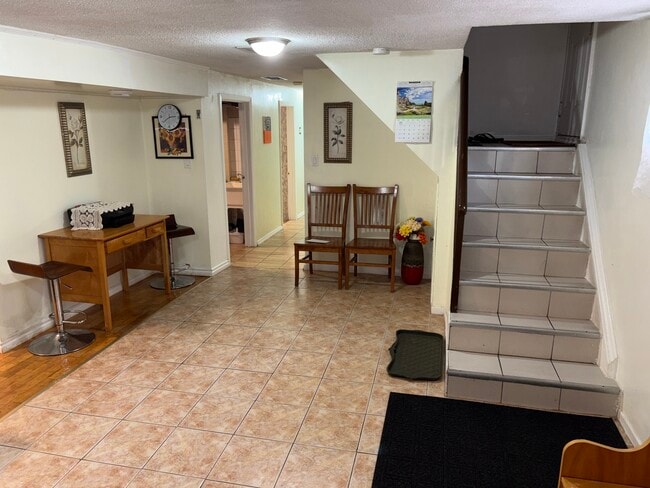 Building Photo - 219 Pellatt Av