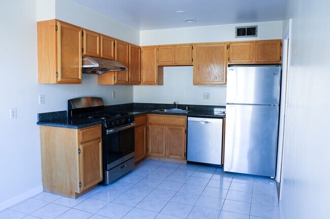 1 Cocina con electrodomésticos de acero inoxidable - 1547 8th Ave