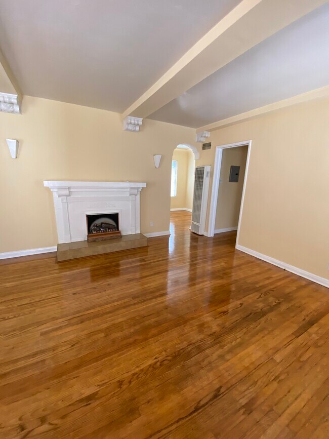 Living Room - 11070 W Olympic Blvd