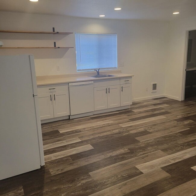 Building Photo - 2 Bedroom 1 Bath- Home