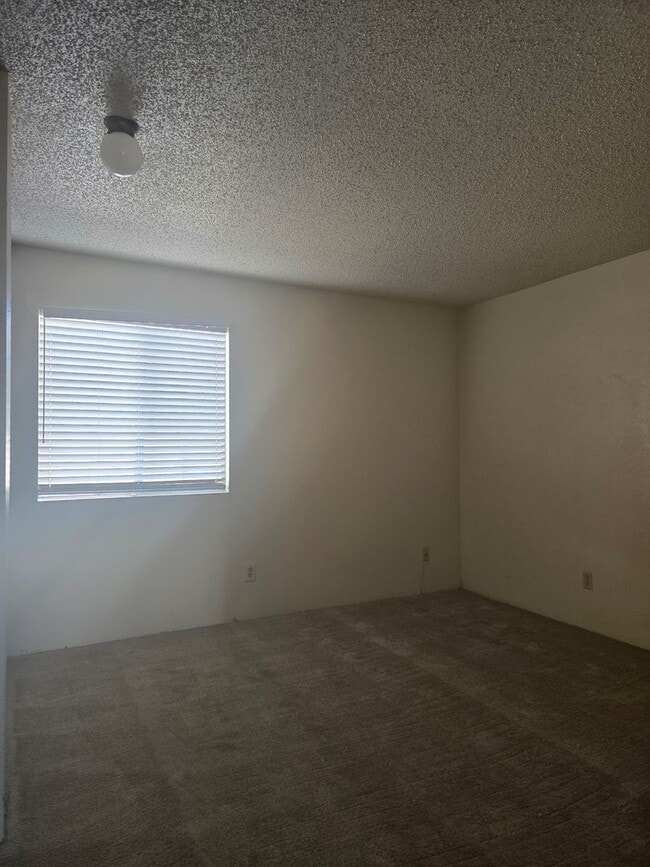 Foto del edificio - 3525 E 3rd St