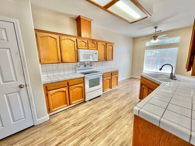 Building Photo - $2,495 Armstrong & Tollhouse, 4 bedroom - ...