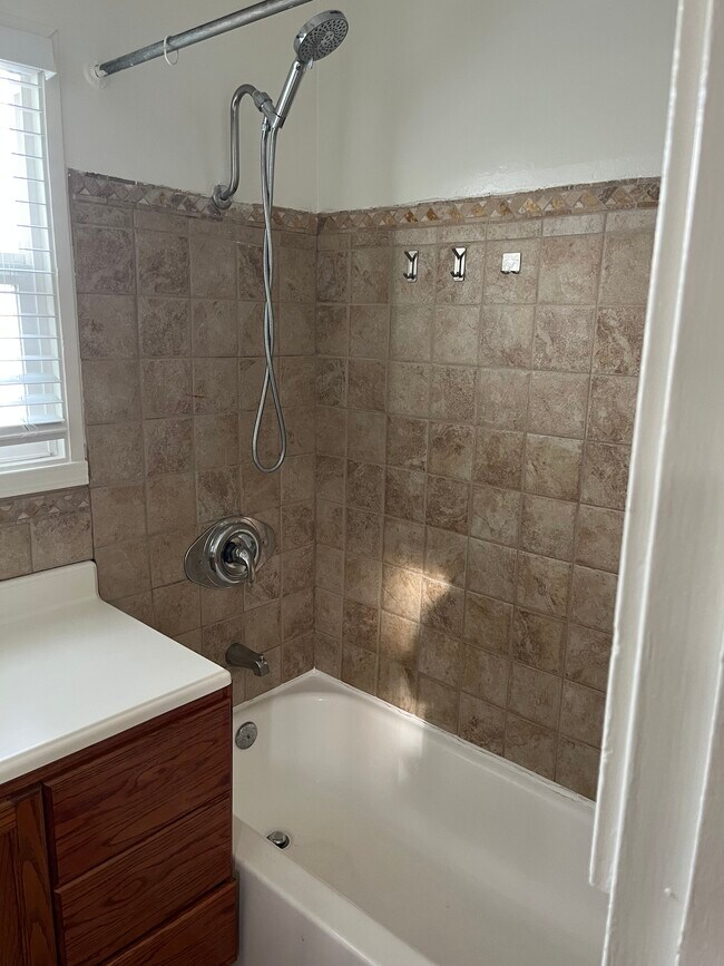 Baño - 811 E Nutwood St