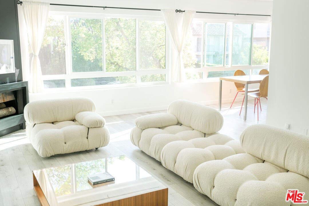 Foto principal - 10823 Camarillo St