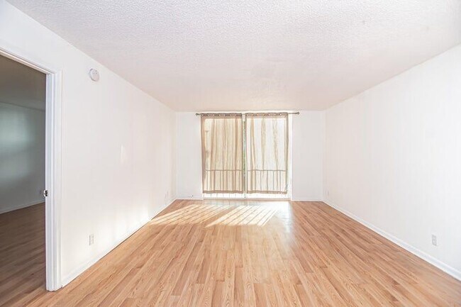Building Photo - 1800 N Andrews Ave