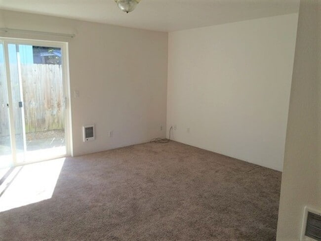 Building Photo - Wonderful townhouse in East Portland! rent...