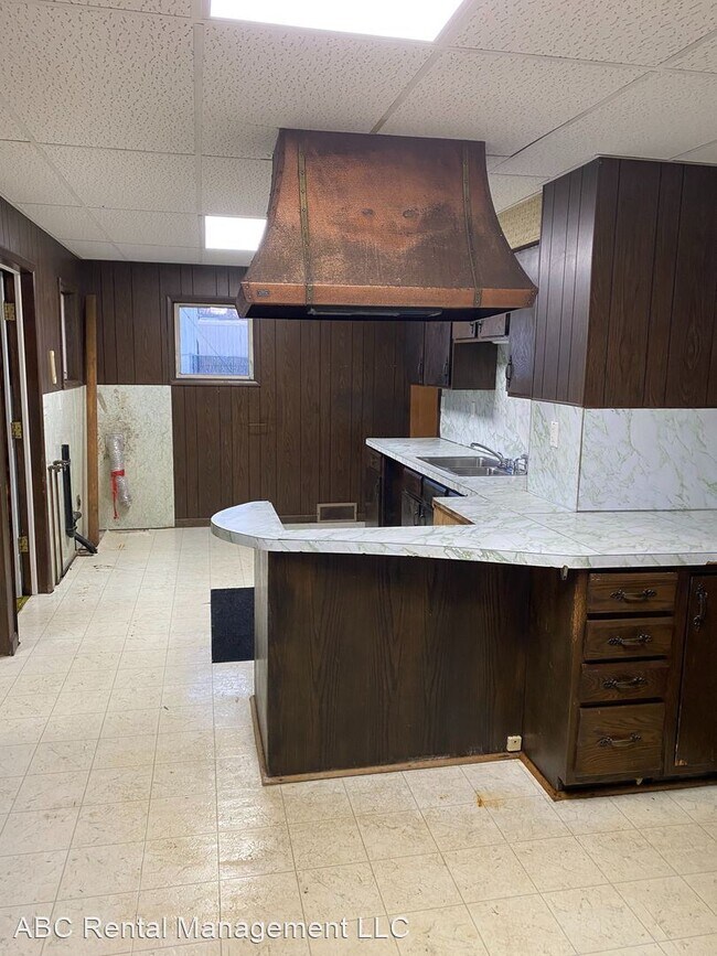 Building Photo - 4 br, 1.5 bath House - 325 E Wisconsin Avenue