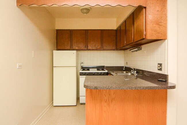 Building Photo - 527 W Aldine Ave