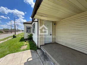 Building Photo - 1001 W 1st St Building Photo - 1001 W 1st St