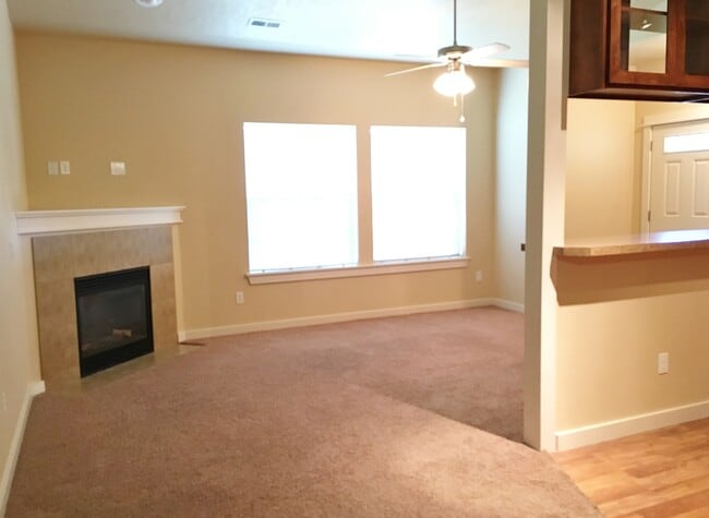 Building Photo - Adorable 2bd 2ba condo in the Charter Poin...