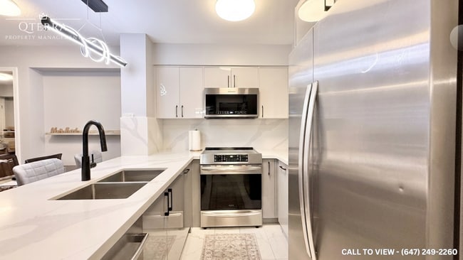 Building Photo - 872 Sheppard Av W