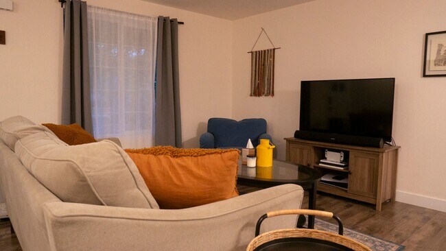 Foto del edificio - 4-Bedroom Home Located near Hwy 34!
