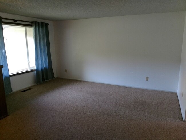 Building Photo - Single Level Home with Beautiful Yard in N...