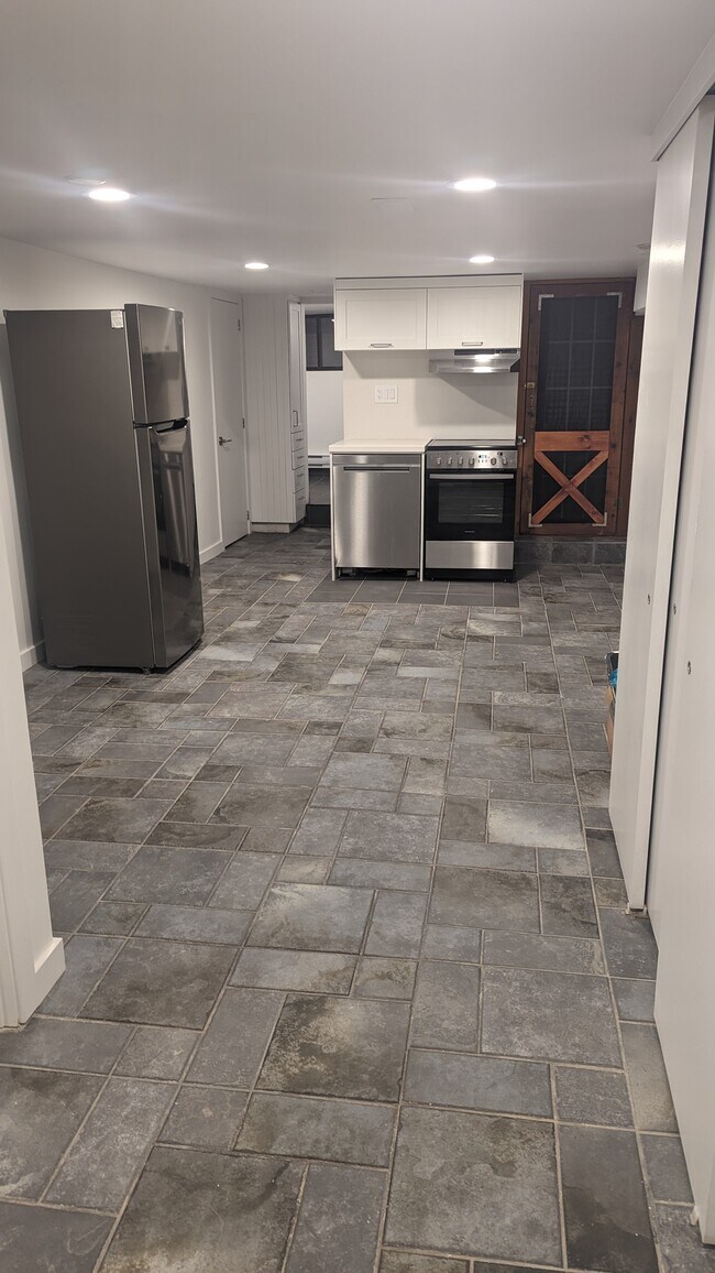 Building Photo - 808 Manning Av