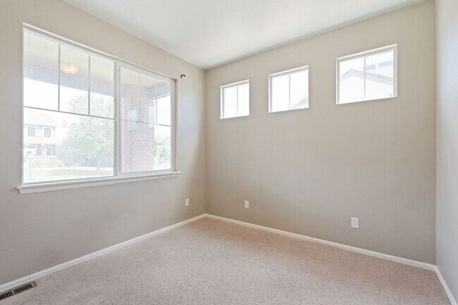 Building Photo - Huge 4 Bedroom Home!