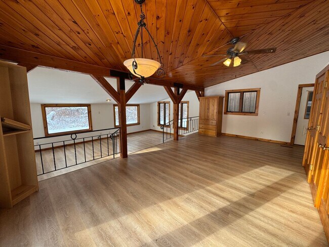 Foto del edificio - Charming Two-Bedroom Home in a Peaceful Wooded Setting