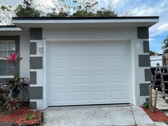 Building Photo - 142 Lynbrook Dr