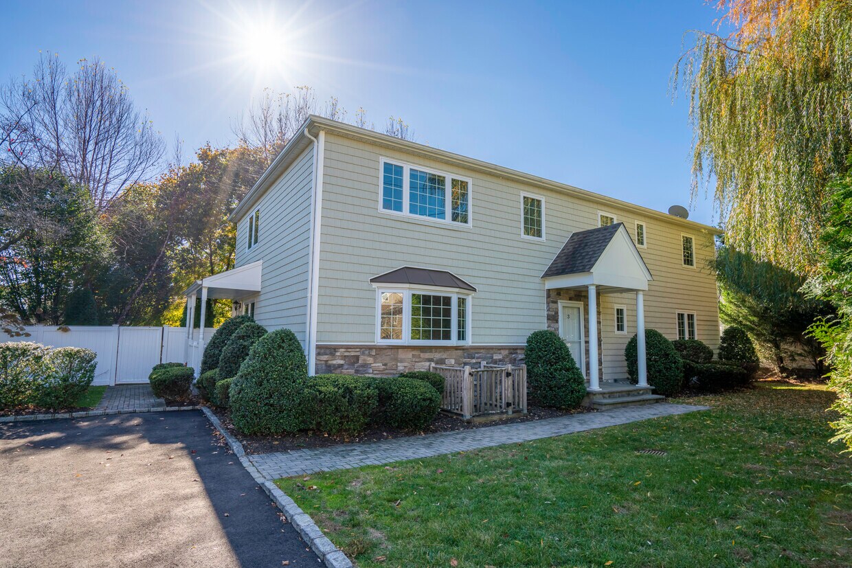 3 Lee Gray Ct Unit 3, Glen Cove, NY 11542 Apartments in Glen Cove, NY