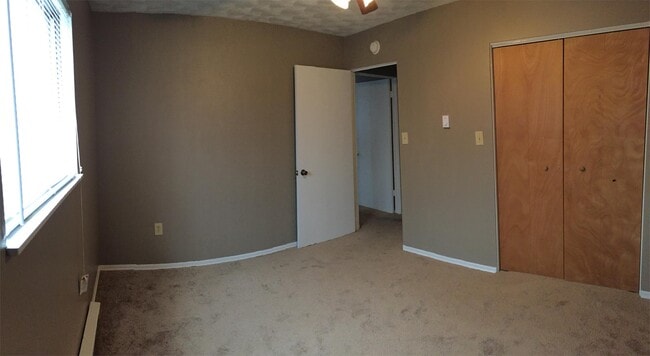 Building Photo - 104 N Pecan St
