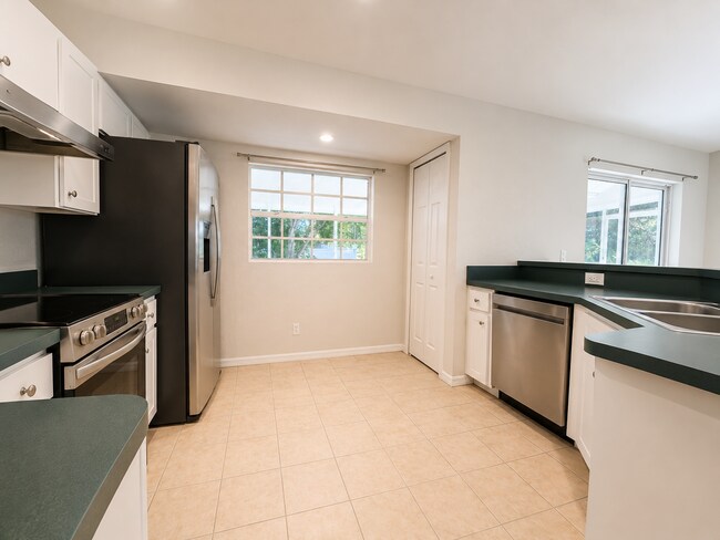 Foto del edificio - 5084 White Ave
