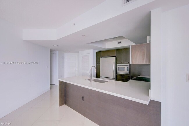 Building Photo - 3 br, 2 bath House - 250 Sunny Isles Blvd ...