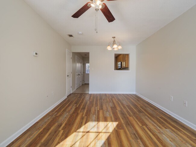 Foto del edificio - 2 bed/ 2.5 bathroom townhome. New move ins...