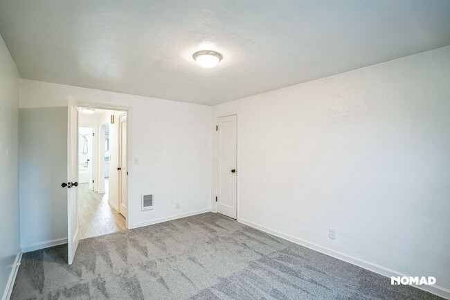 Building Photo - Renovated 2-Bedroom Duplex in Newberg – Mo...