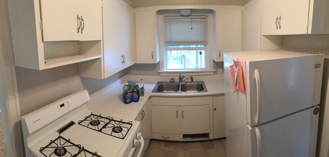 Building Photo - 915 W 9th St