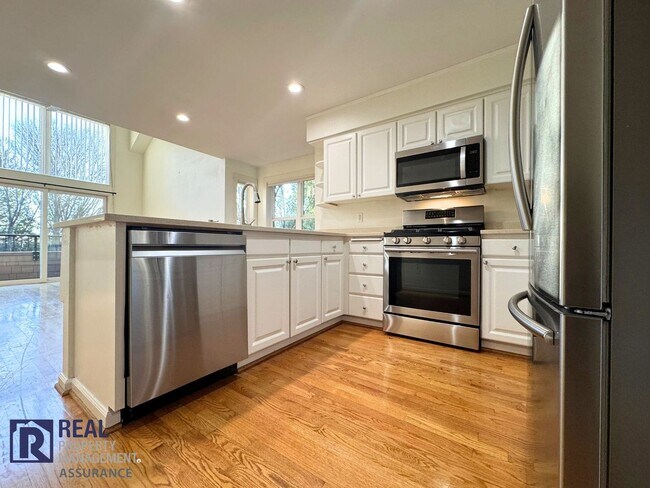 Foto del edificio - Charming 3BR/2BA End Unit Townhome-Now Available!!