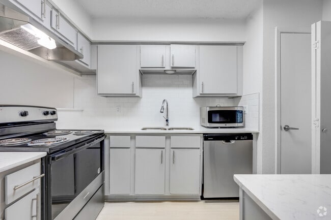 2BR, 2BA - 952SF - Kitchen - Falltree Apartments