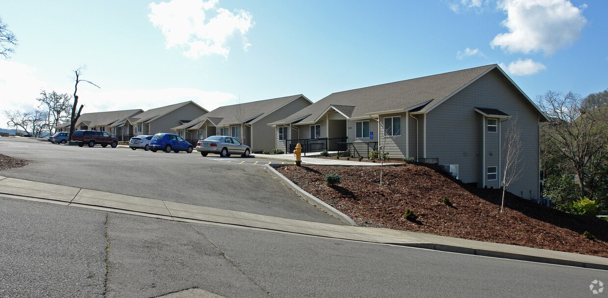 Foto del edificio - 2668-2698 NW Skylee Dr