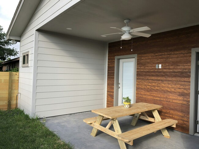 Building Photo - 604 Camelot Dr