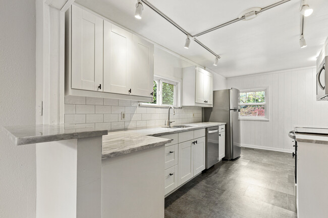 Building Photo - 3215 SE 53rd Ave