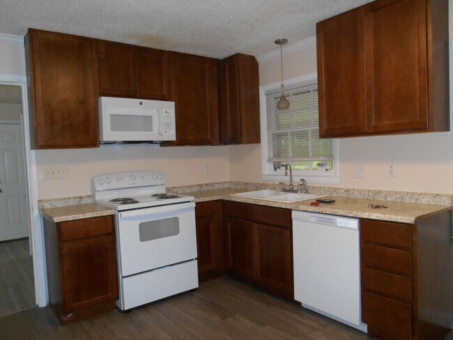 Building Photo - 3 Bedroom, 1.5 Bath brick home in Prescott Terrace