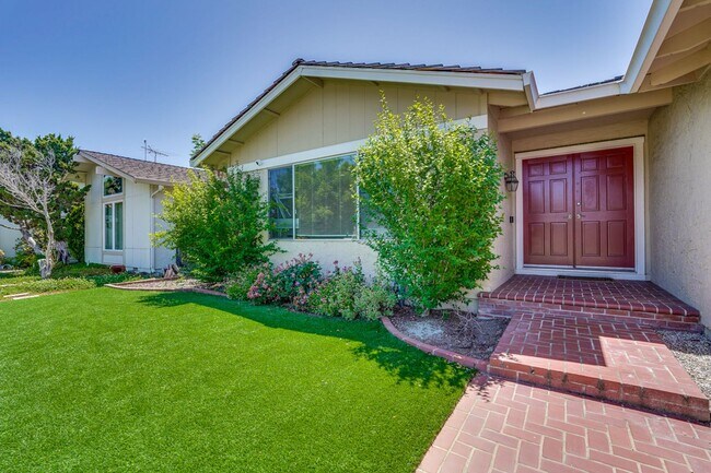Building Photo - Bright and Spacious 3 Bed 2 Bath Single Fa...