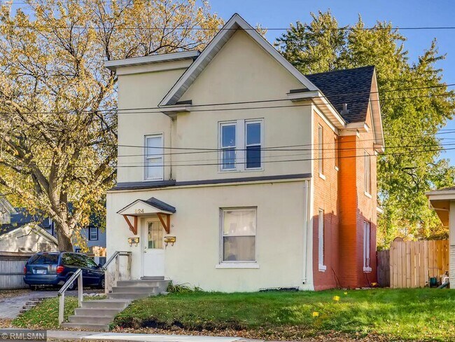 Foto del edificio - 824 Lowry Ave NE