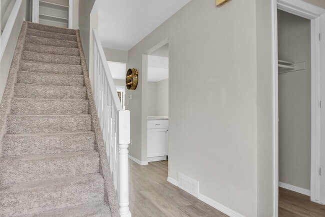 Foto del edificio - $1,745.95 -  2 Bed, 2 Bath Townhome in CO Springs with In Unit Laundry and Attached Garage!